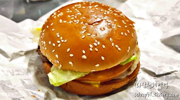 참깨 번이 보이는 뉴욕버거 실물