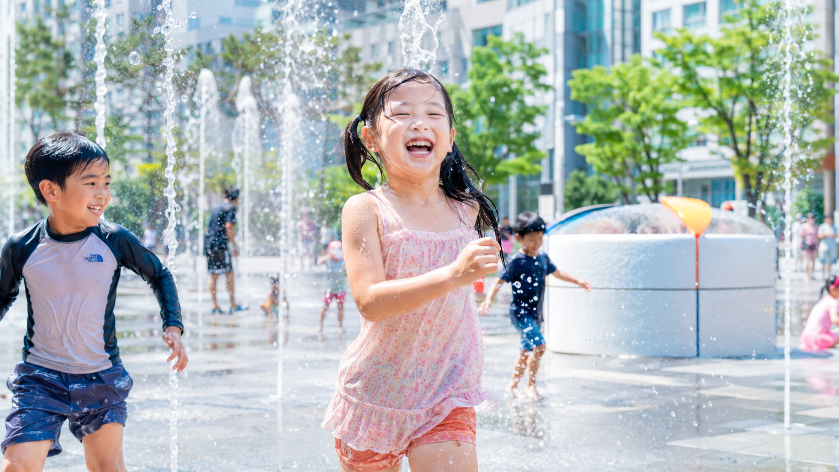 올여름 서울에서 공짜로, 혹은 단돈 몇천 원으로 시원하게! 한강공원 물놀이장 2026 개장일부터 자치구 동네 무료 물놀이장, 예약제 무료 명소(서울물재생체험관)까지 한눈에 정리했습니다. 위치·요금·휴무일, 방문 전 꼭 확인할 점까지 시민 눈높이로 안내합니다.