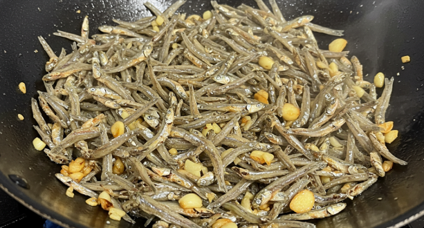 편마늘과 잔멸치를 같이 볶고 있는 모습