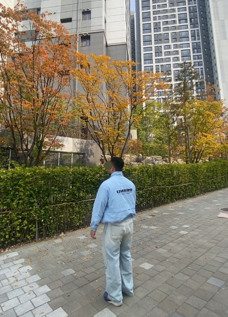 데일리룩('25. 10. 30.)엄브로 UMBRO 클래식 웜업 자켓 세레니티 바람막이 윈드브레이커 블루, 나이키 문레이서 블루, 에러스익셉티드 데님팬츠 데미지진 무파진 연청바지