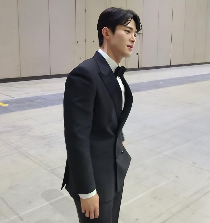 정장을입은-남성의모습