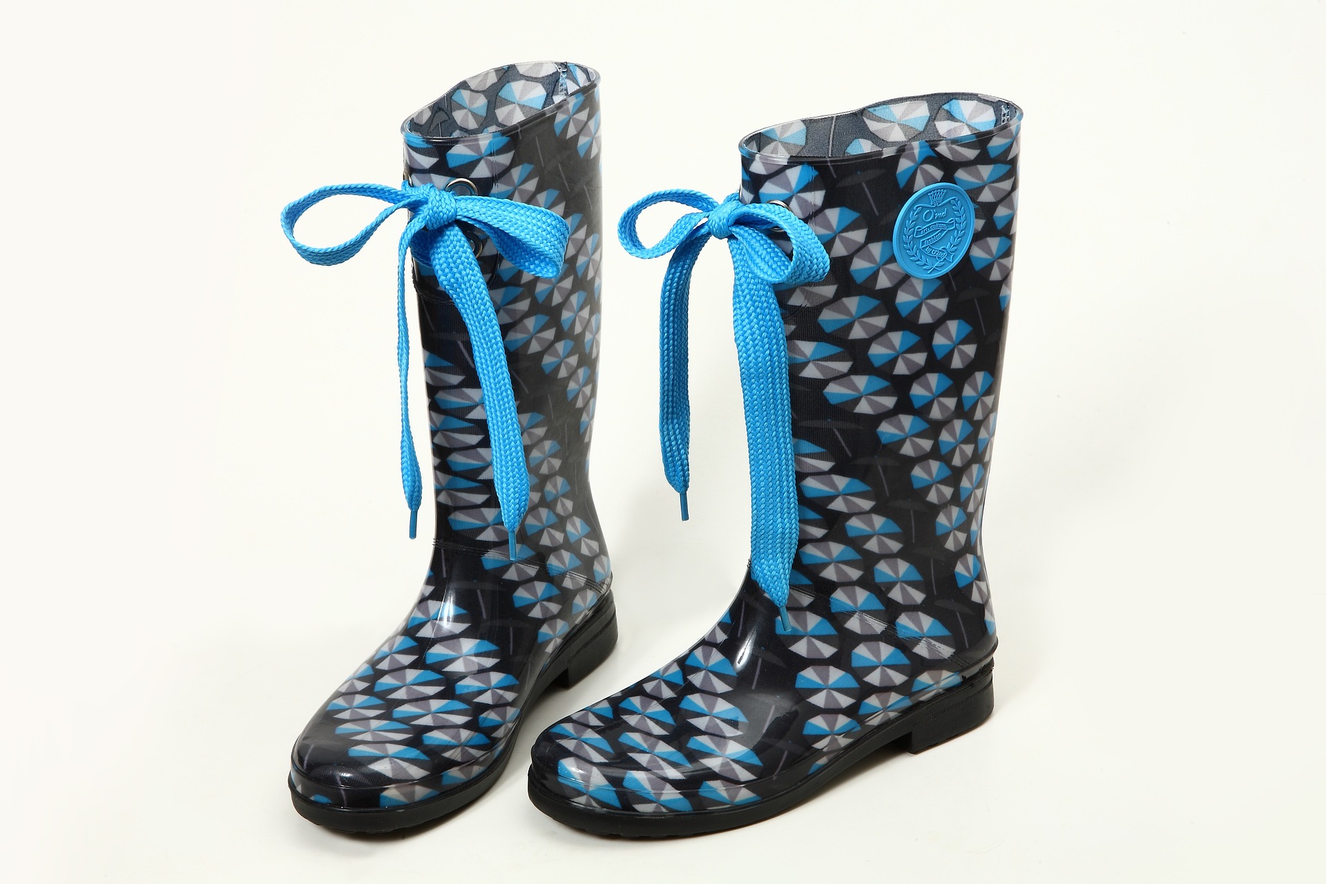 https://pixabay.com/photos/rainboots-rain-boots-ribbon-shoes-1059555/