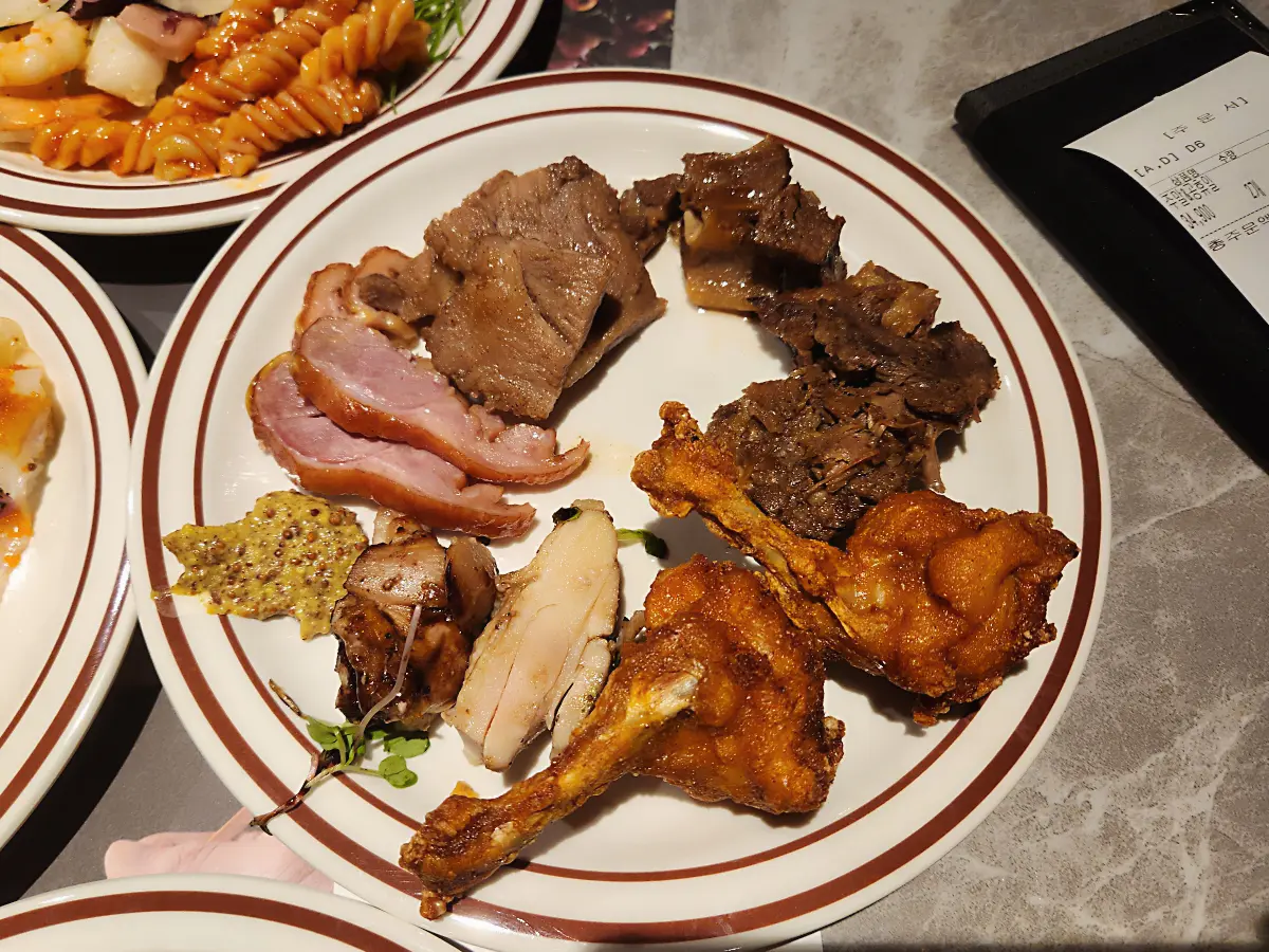 마곡-맛집-고메스퀘어-발산점-닭고기-돼지고기-수육-삼겹살-오리고기