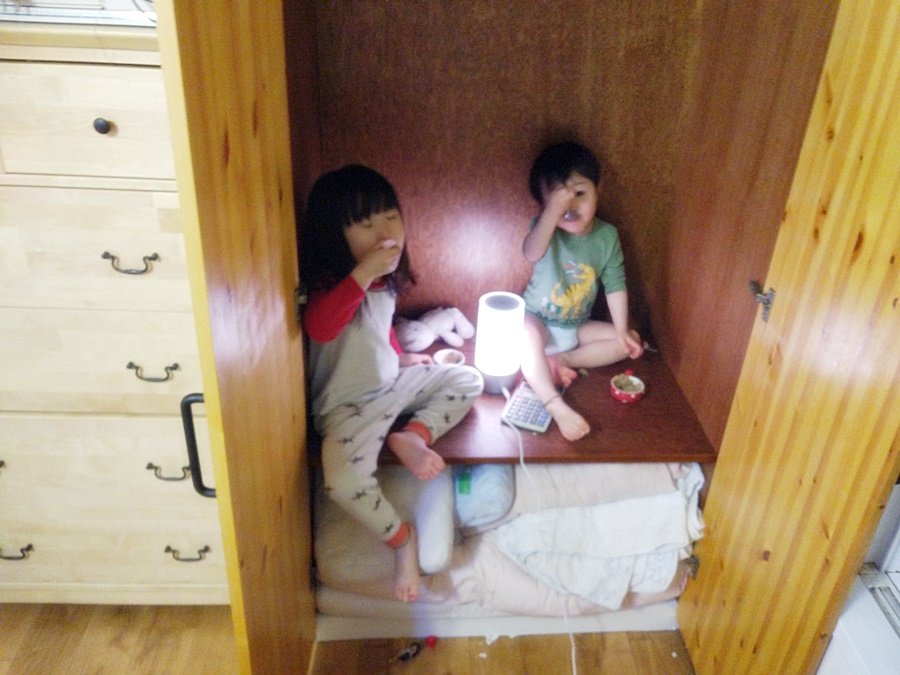 아이들이 장롱 안에 올라가 밥을 먹고 있는 모습