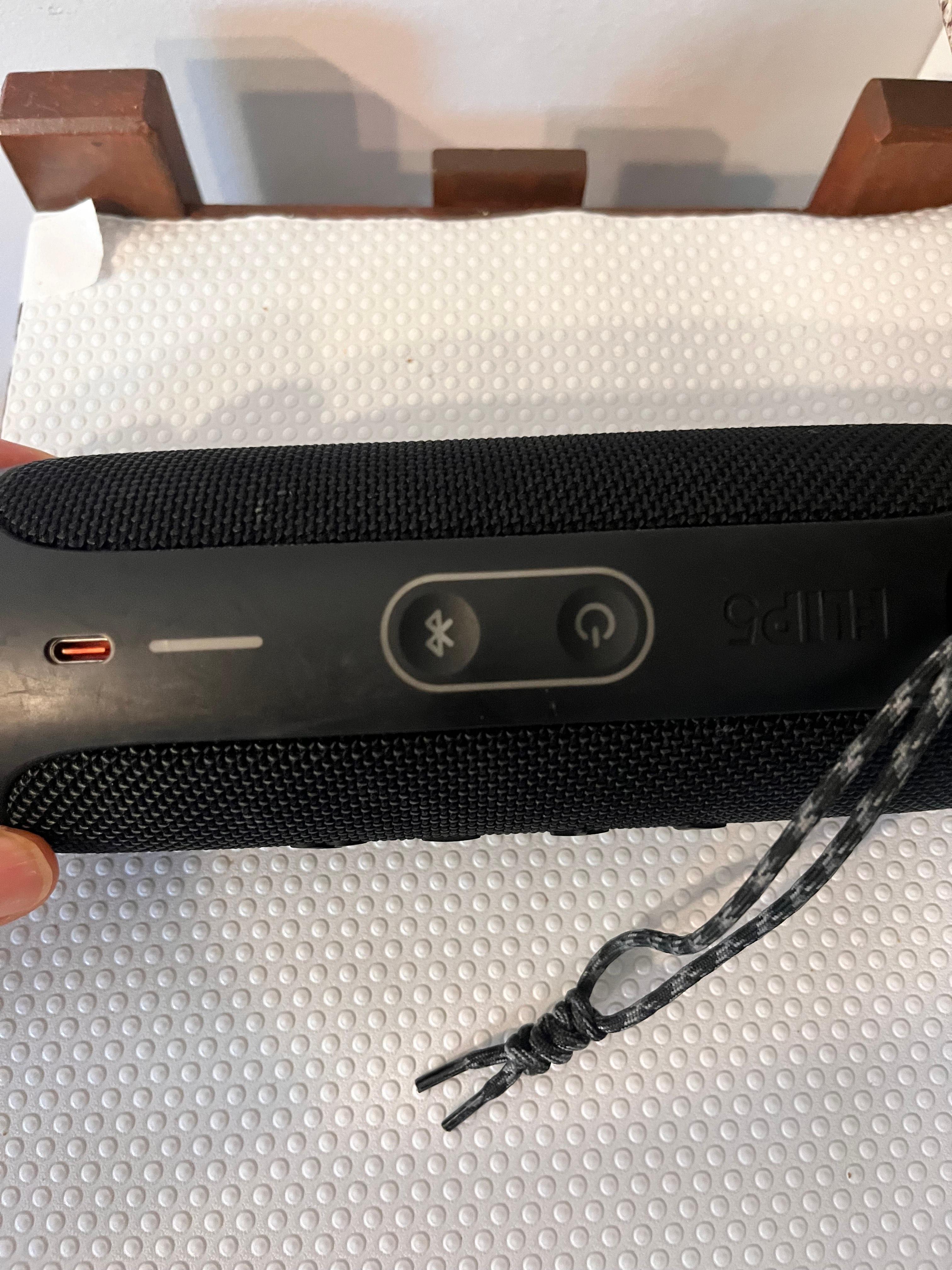 JBL 스피커의 충전모드 와 기능을 보여주는 이미지