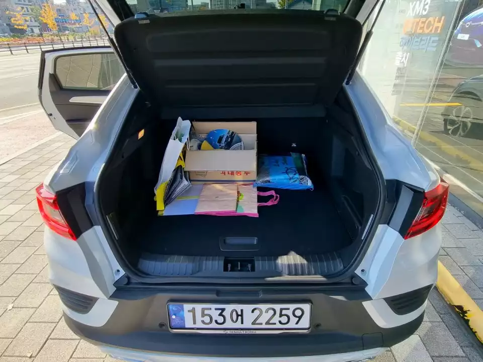 르노 XM3 e-TECH 하이브리드의 트렁크를 연 모습입니다.