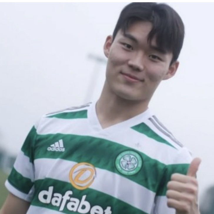셀틱 유니폼을 입은 오현규 선수