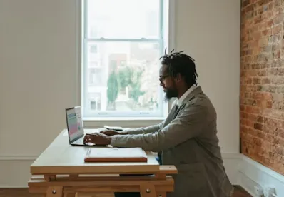 카페에서 온라인 부업을 하는 모습