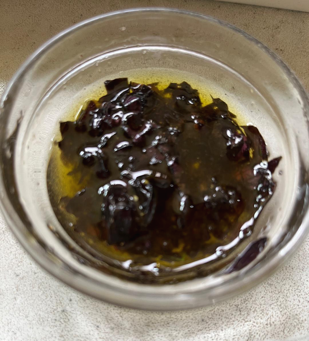 올리브유에-바질-소금-후추-넣고섞기