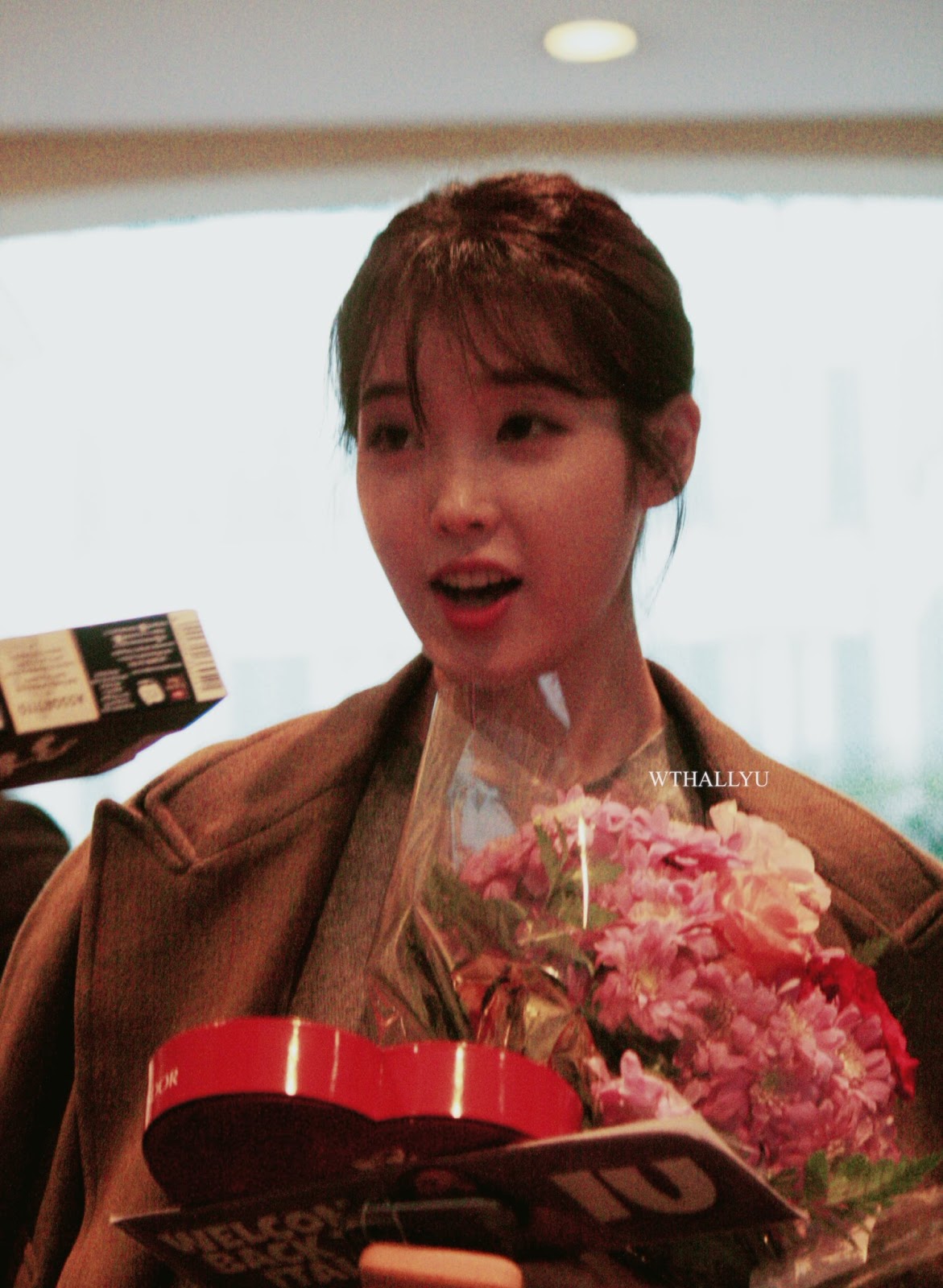 밀라노 간 아이유 패션