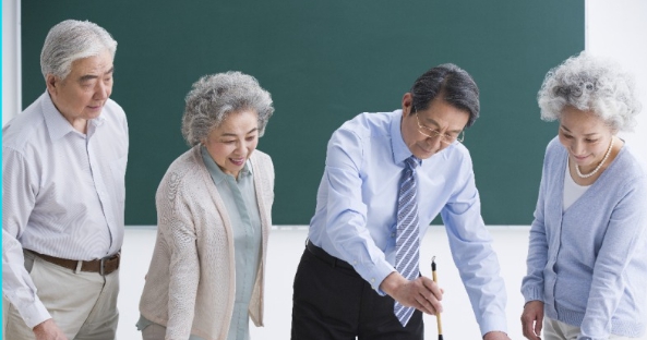 노인들 여러명 교육받는 모습