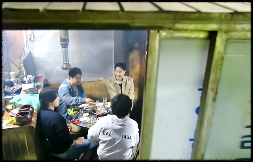 배우 정우, 신승호와 함께 공덕동 연탄구이 맛집 원형 테이블에 앉아 있는 전현무와 곽튜브