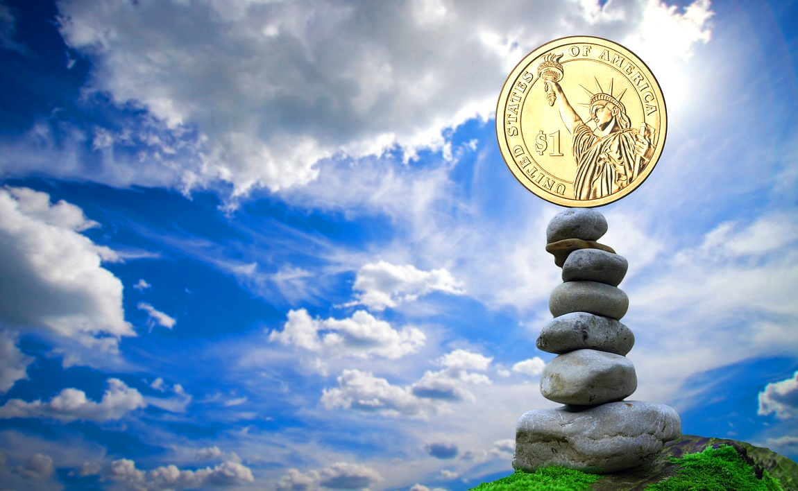 푸른 언덕에 매끈한 돌탑이 있고 그 위에 금색 달러 동전이 올려졌다. 파란 하늘엔 흰구름이 가득하다.