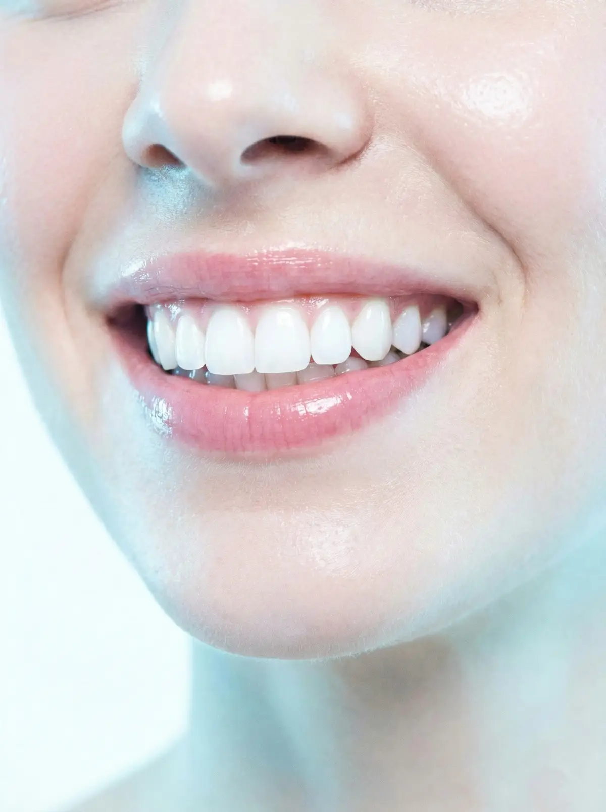 자신감 있게 활짝 웃고 있는 하얀 건치의 모습