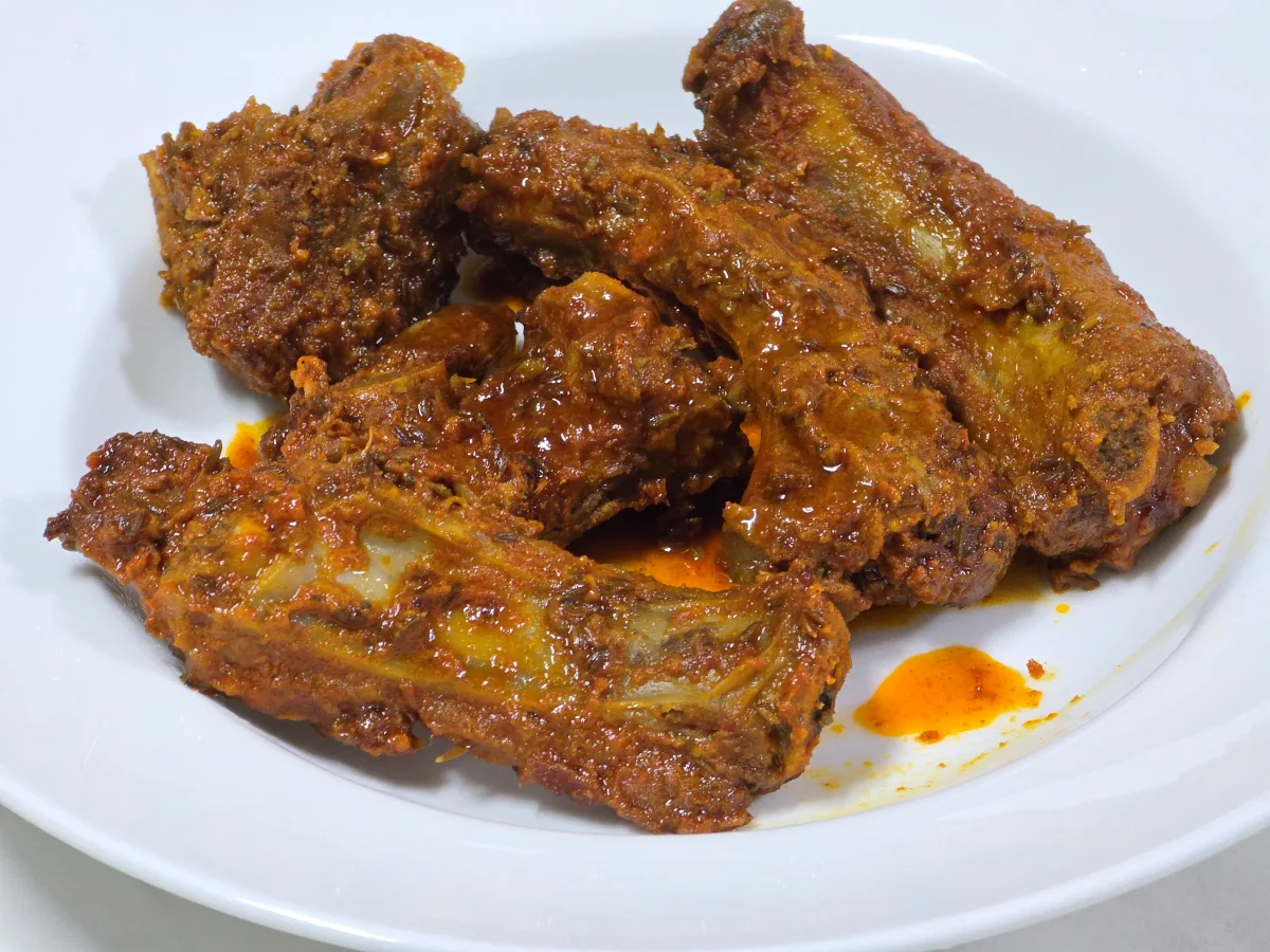 쯔란등갈비 조리 완료되어 접시에 옮겨 담은 사진