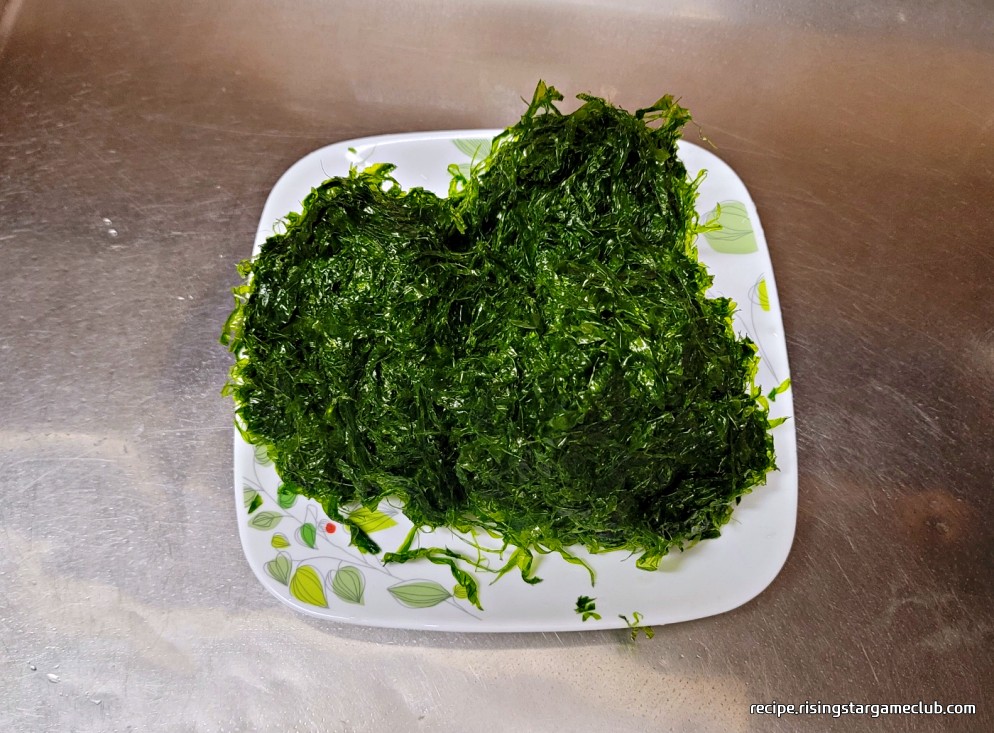 물기를 제거한 파래를 접시에 담아 놓은 사진