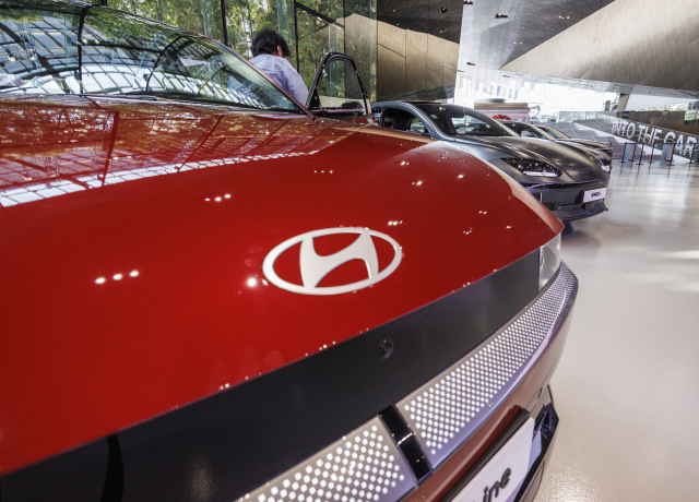 현대자동차가 1967년 회사 창립 이후 57년 만에 전체 누적 생산 1억 대를 돌파를 발표한 지난달 30일 오후 경기도 고양시 현대모터스튜디오 고양을 찾은 시민이 현대차의 고성늘 전기차 '아이오닉 5N'을 살펴보고 있다.