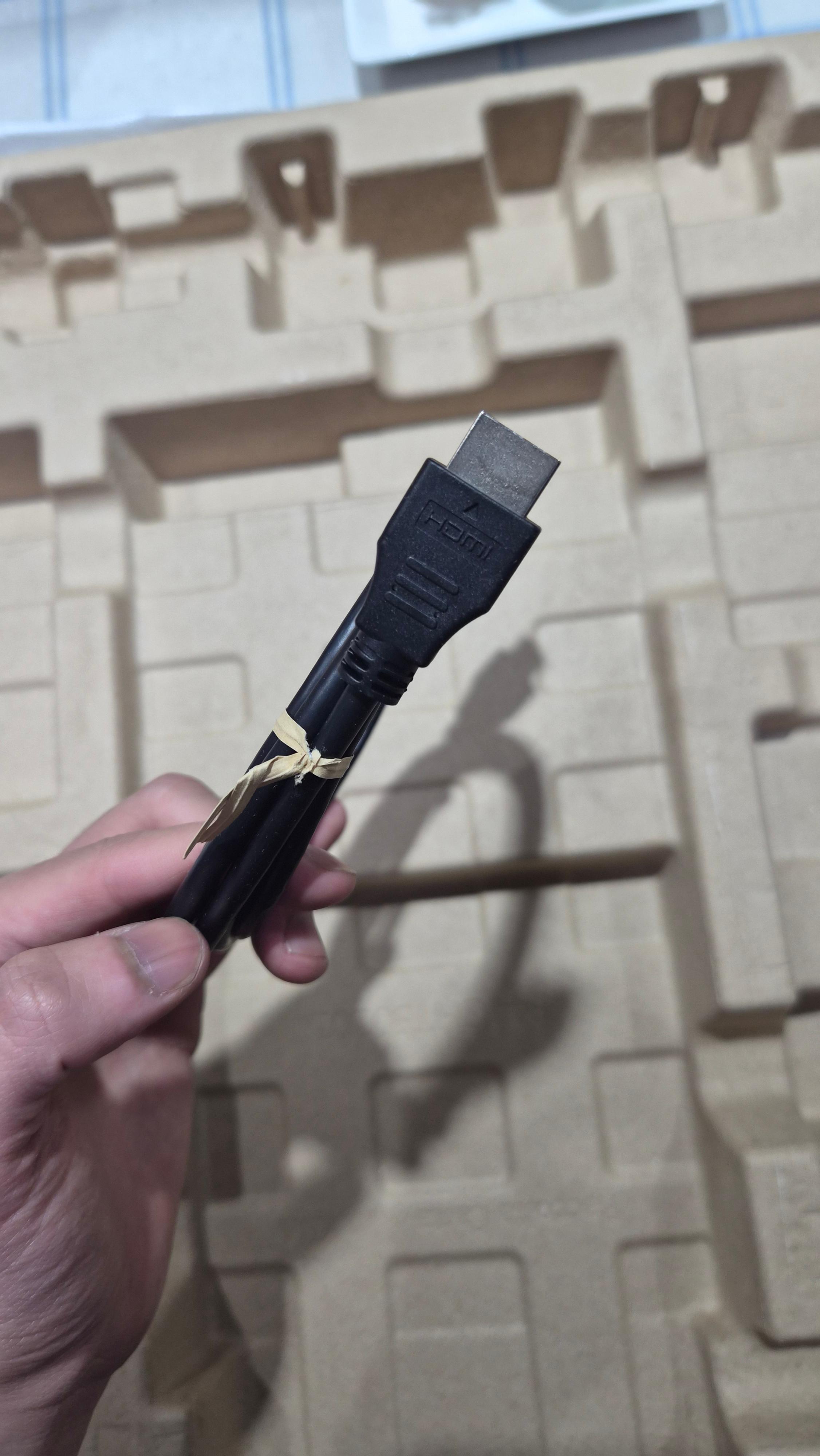 레노버 L27-4e에 기본으로 포함된 검은색 HDMI 케이블