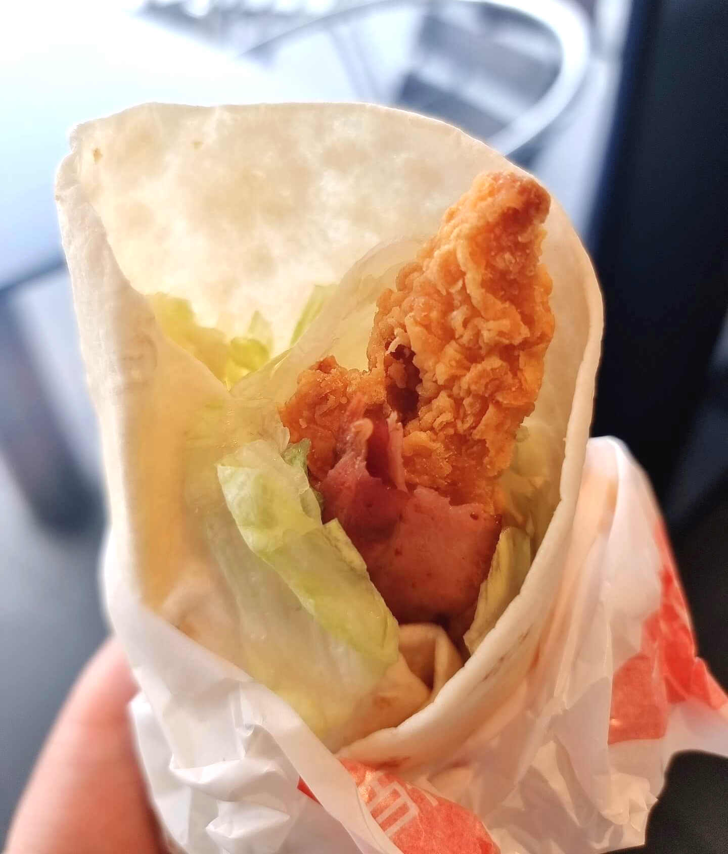 스낵랩 종이로 잘 싸서 한손에 먹을 준비중