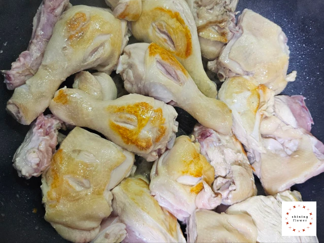 닭볶음탕-닭고기 한쪽면 3분 구운 후 뒤집기