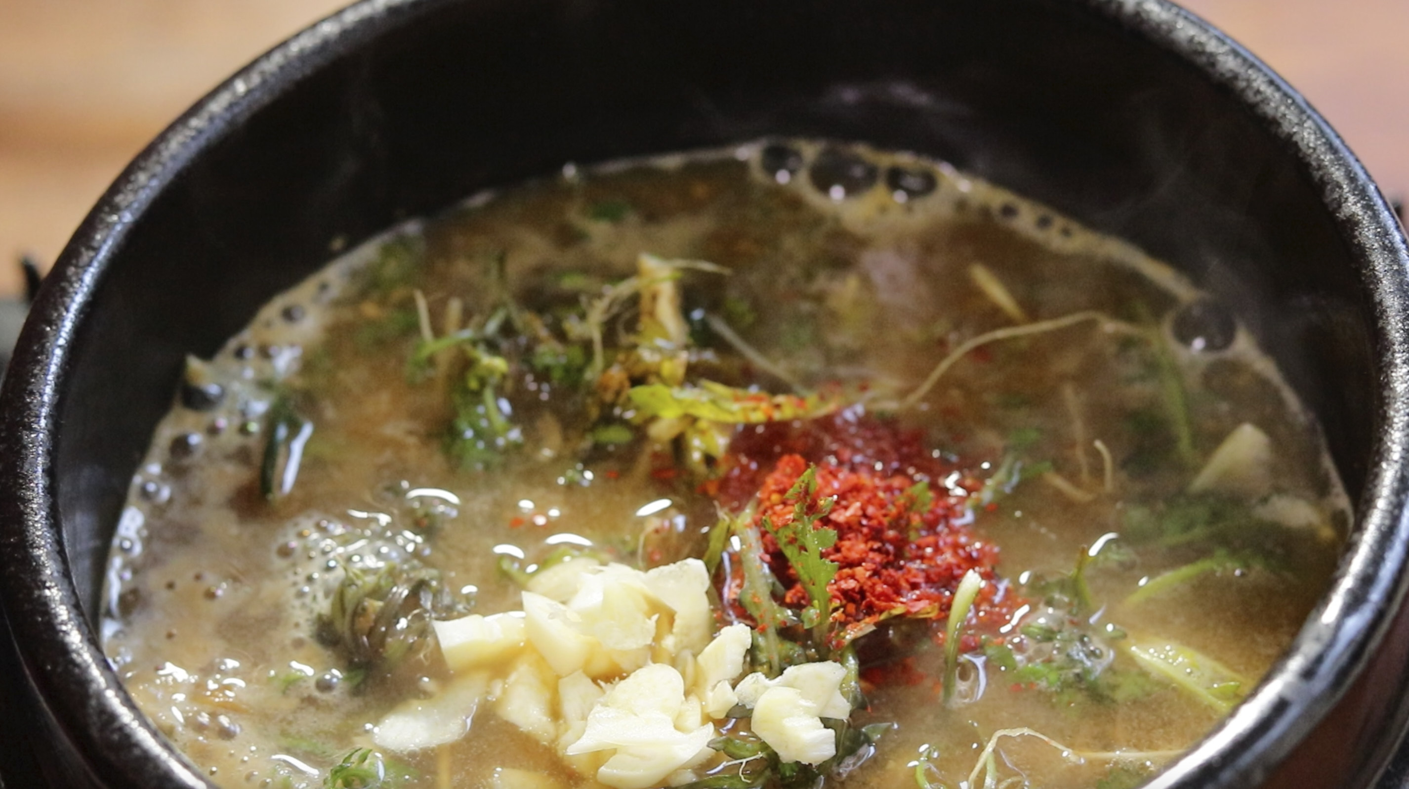 마늘 한쪽 빻아 넣고 고춧가루 1/2~1스푼 넣는다