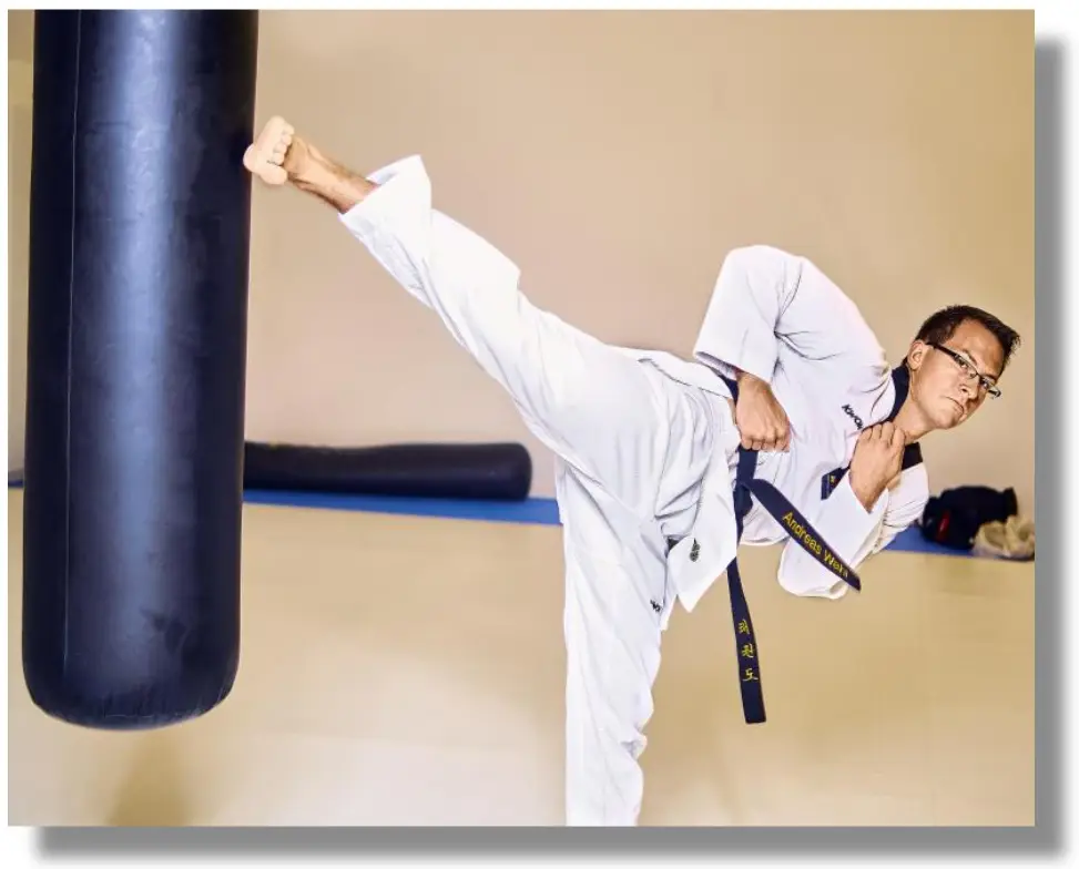 하얀도복-검은띠-발차기하는-남자-어른-유단자