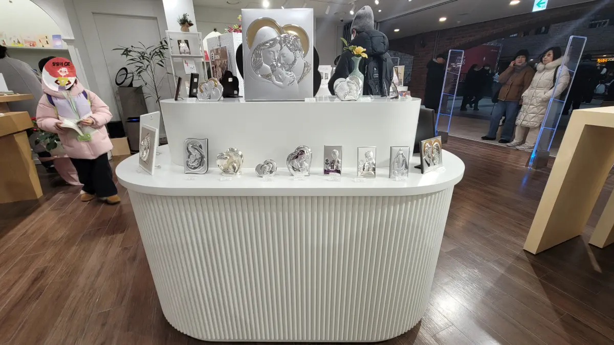 명동-명동문고-가톨릭출판사-성모마리아와-아기예수를-은색-금색으로-표현한-크고-작은-성화-패널