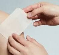 멘톨 성분 파스는 피부에 시원한 자극을 주어 통증을 완화된 것처럼 느끼게 하는 방식