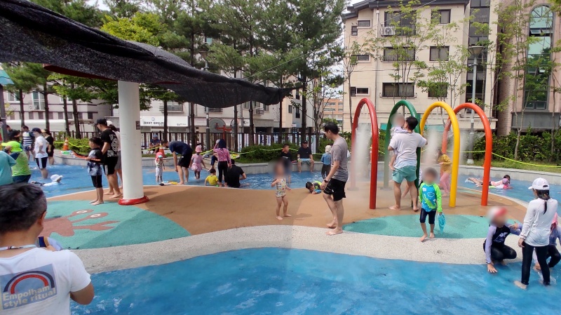 무지개 조형물에 안개분수와 그늘막