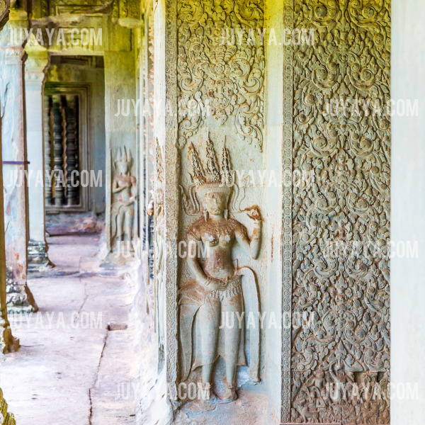 앙코르와트 내부 벽에 새겨진 정교한 조각들.