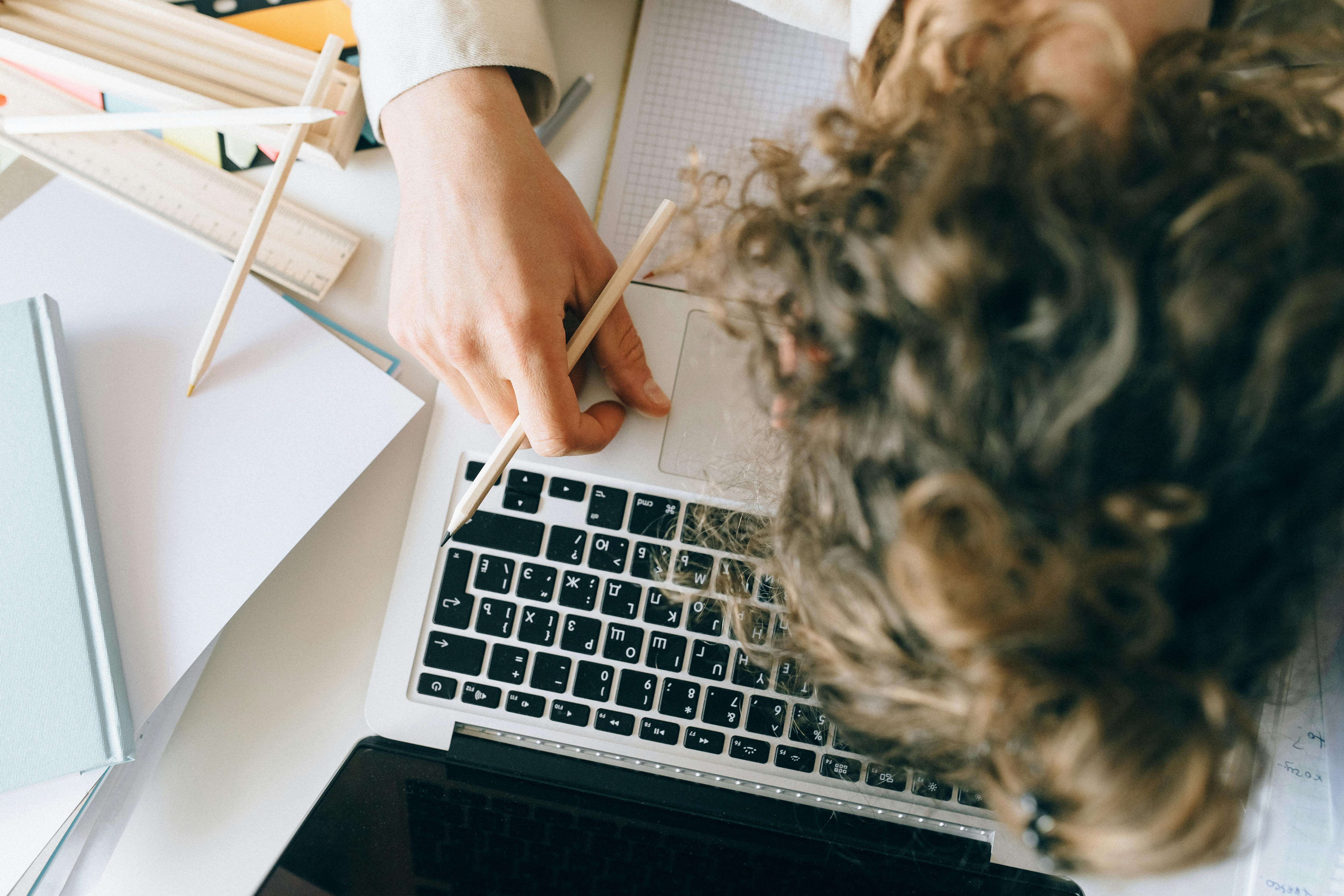 봄&middot;가을마다 반복되는 계절성 피로 증후군&amp;#44; 진짜 이유는?