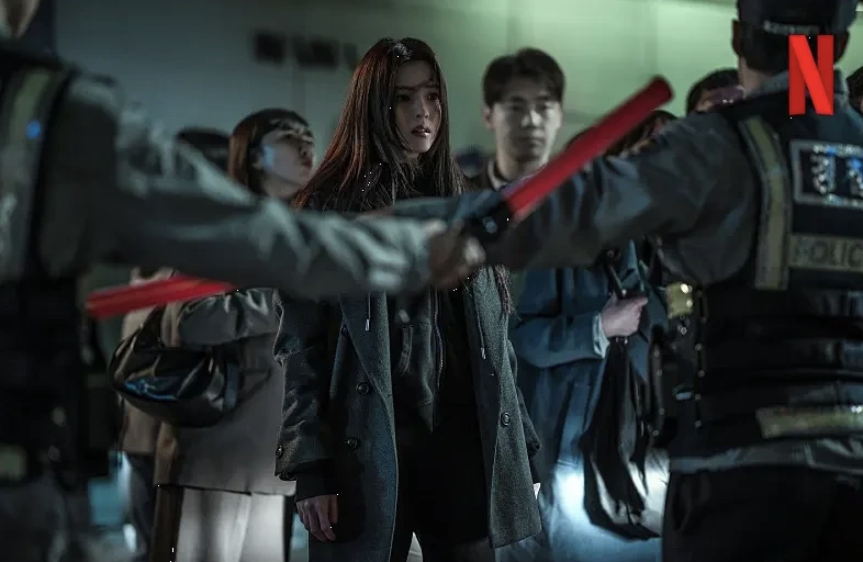 경성크리처 한소희 연기 장면 이미지