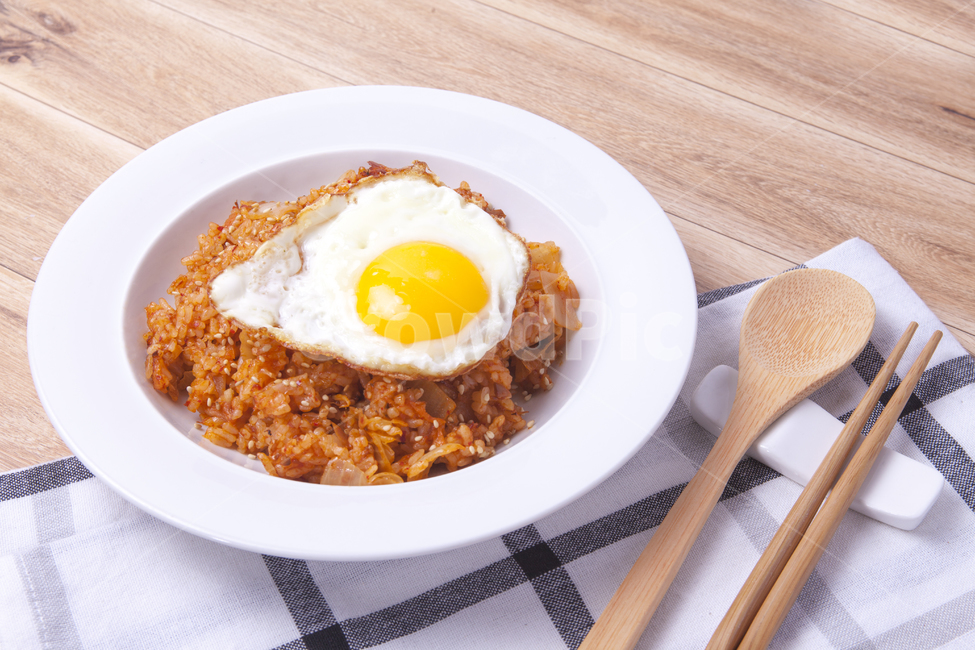 김치볶음밥 황금레시피 — 참치·돈김치·소고기 3종 비교 자취생 만년 메뉴 - 완성 근접샷