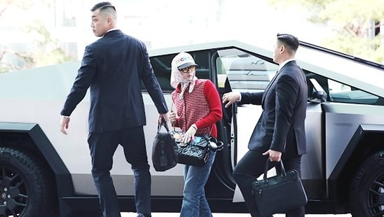 지드래곤이-사이버트럭에서-내리는-사진