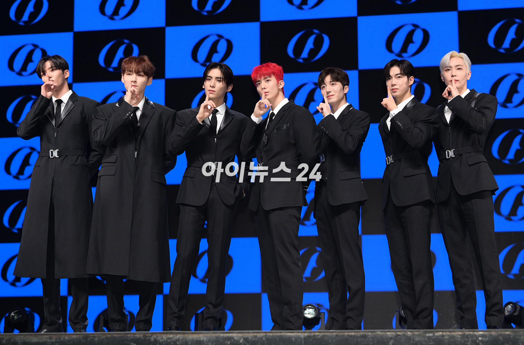 그룹 SF9(에스에프나인)이 9일 오후 서울 광장동 예스24 라이브홀에서 진행된 미니 12집 '더 피스 오브 나인(THE PIECE OF9)' 쇼케이스에 참석해 타이틀곡 '퍼즐' 무대를 선보이고 있다. [사진=정소희 기자]