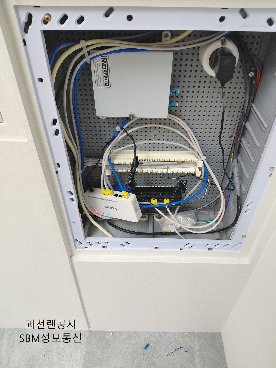▲ 벽면 IDF(통신 단자함) 내부. 광케이블 모뎀과 허브 연결이 정리가 필요합니다.