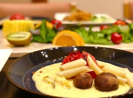 검은 접시위에 파스타가 올려져 있다.