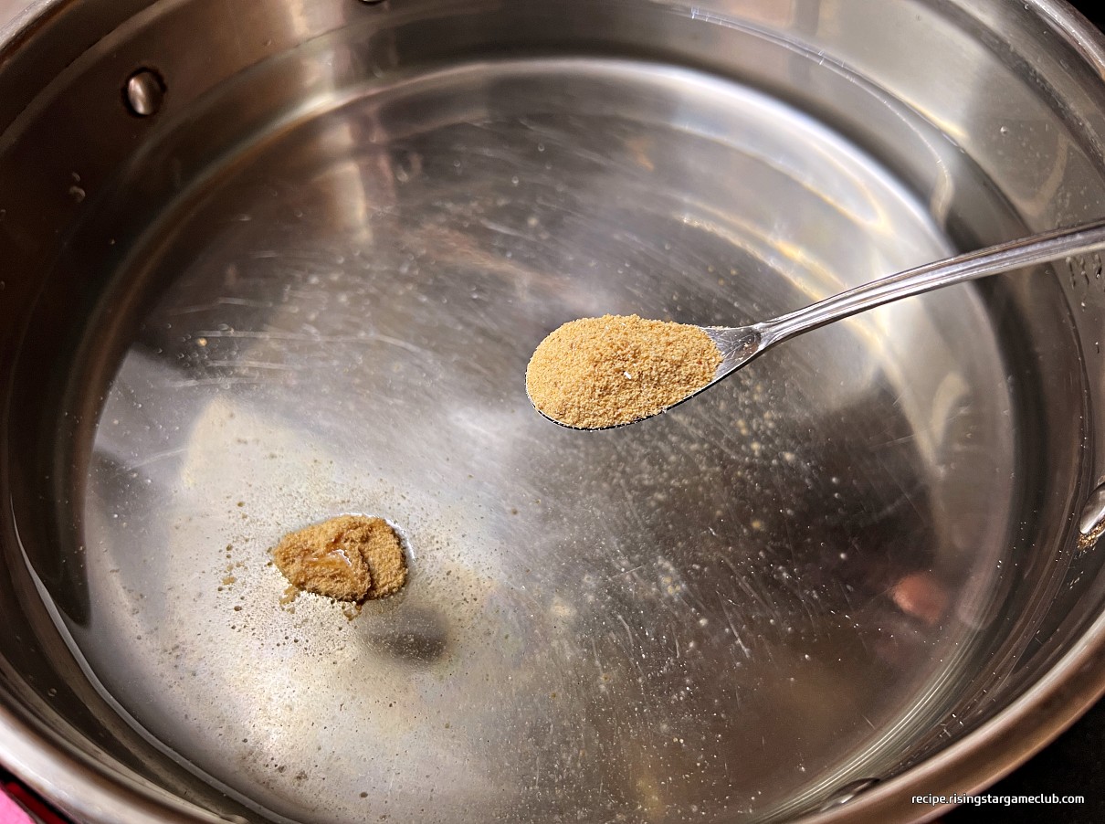 냉면의 육수를 만들기 위해 냉면 다시다를 넣는 사진