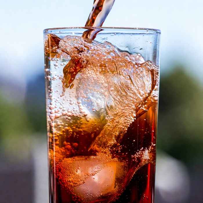 캄파리와 베르무트가 섞인 잔에 탄산수를 부어 기포를 만드는 제조 과정