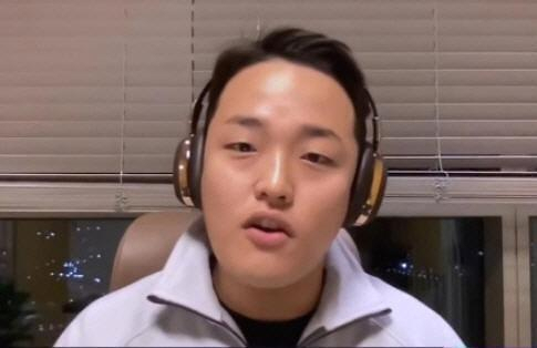 테라-루나 사태의 핵심 용의자인 권도형 테라폼랩스 대표가 유럽에서 검거됐다. 권 대표는 위조 여권을 소지한 채 두바이행 비행기를 타던 중 검거됐으며&#44; 함께 체포된 한창준 차이코퍼레이션 대표도 같은 혐의로 인터폴 수배 중이다.