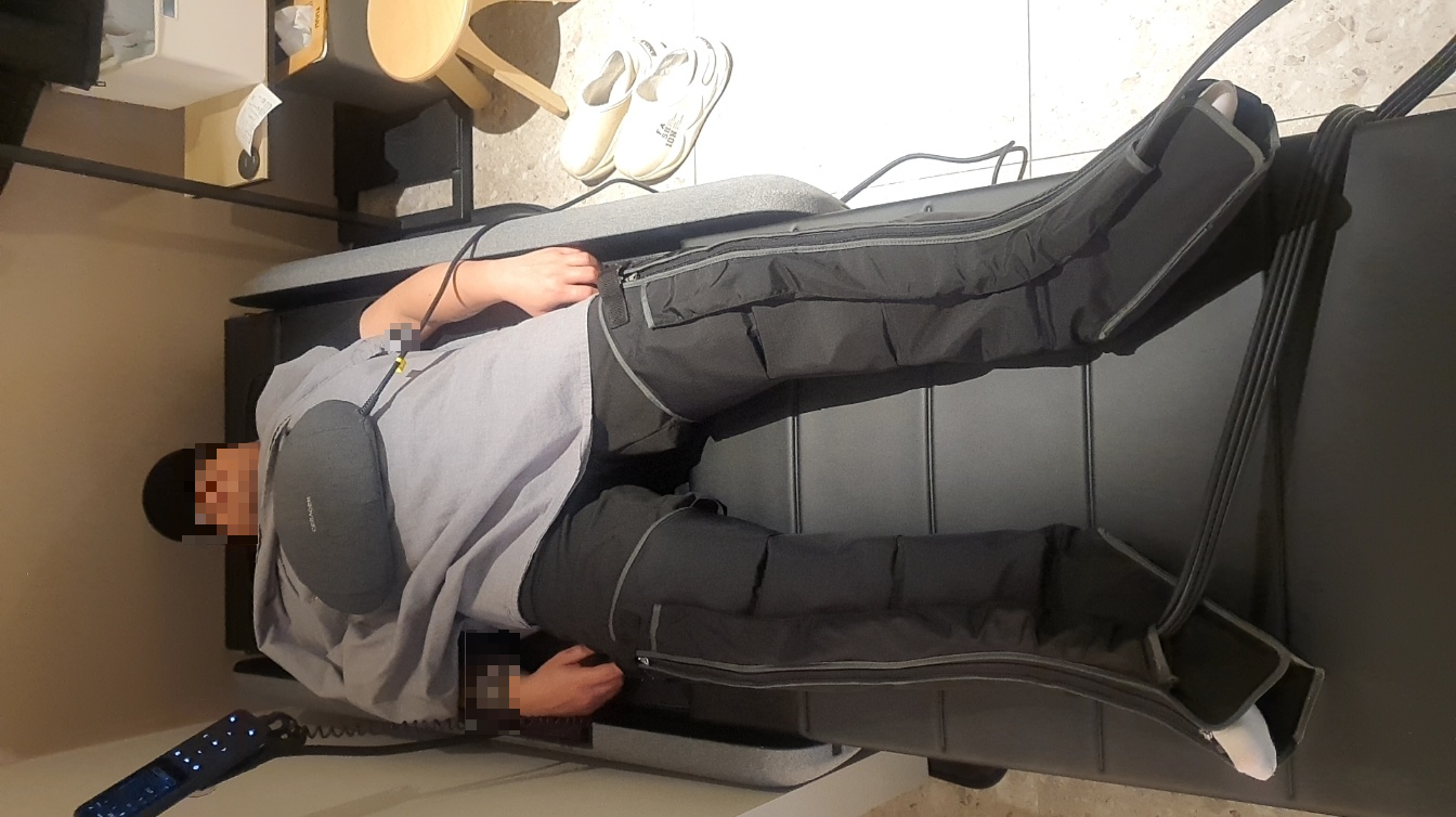 동탄 세라젬 체험 실제 모습, 마사지 체어에서 누워 척추 케어 받는 장면