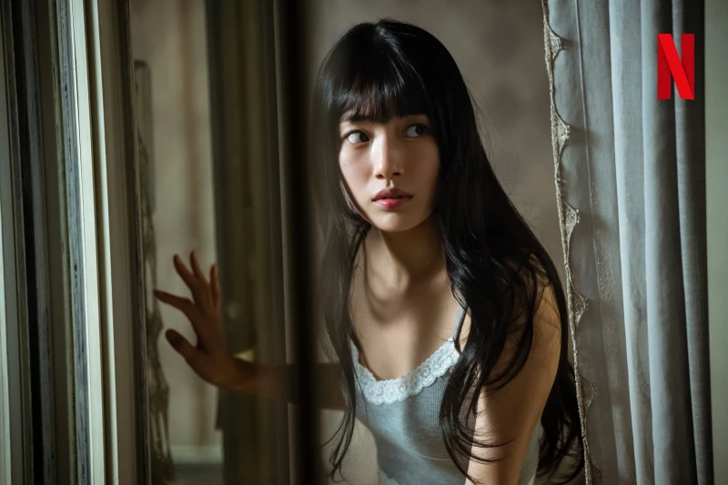 창문을 열고 어디를 바라보고 있는 긴 검은 웨브머리를 하고 있는 이두나 캐릭터