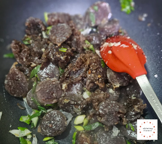 파마늘 기름에 순대를 넣어 덖어준다