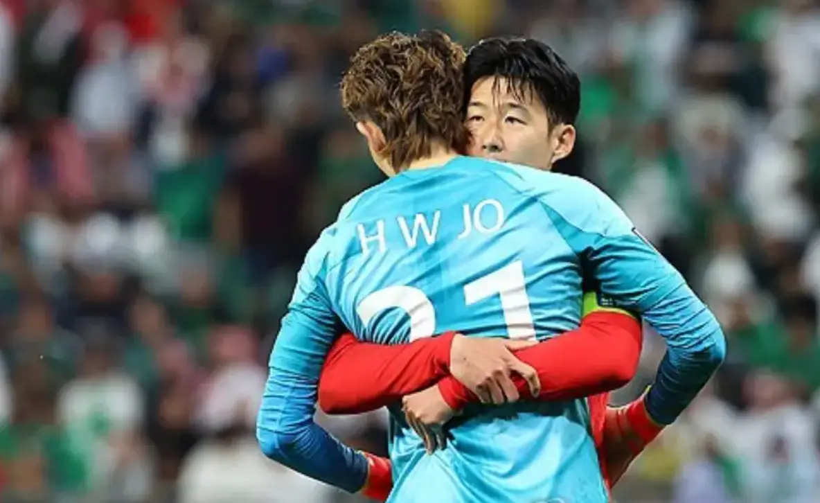 하늘색 유니폼을 입은 조현우를 붉은 유니폼을 입은 손흥민이 안고있는 모습