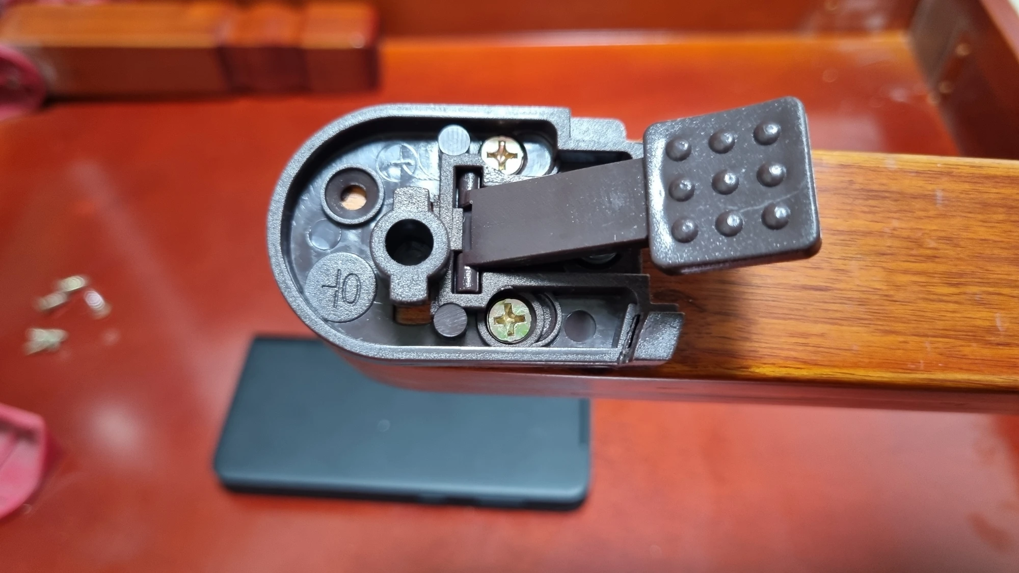 밥상 다리 고정 부품 분해 모습