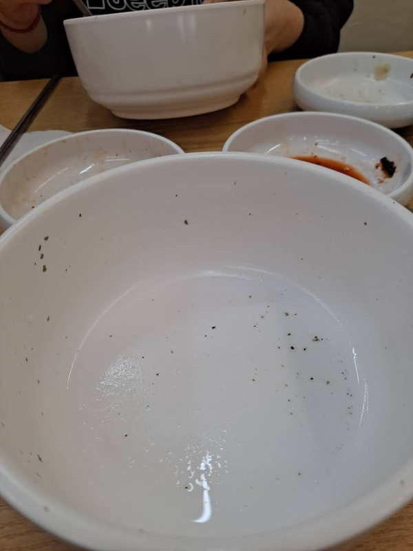 남은건 그릇뿐