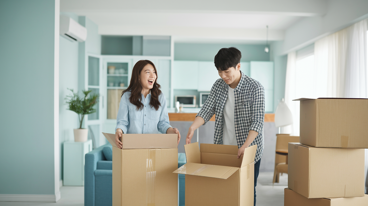 이삿짐 싸는 신혼부부