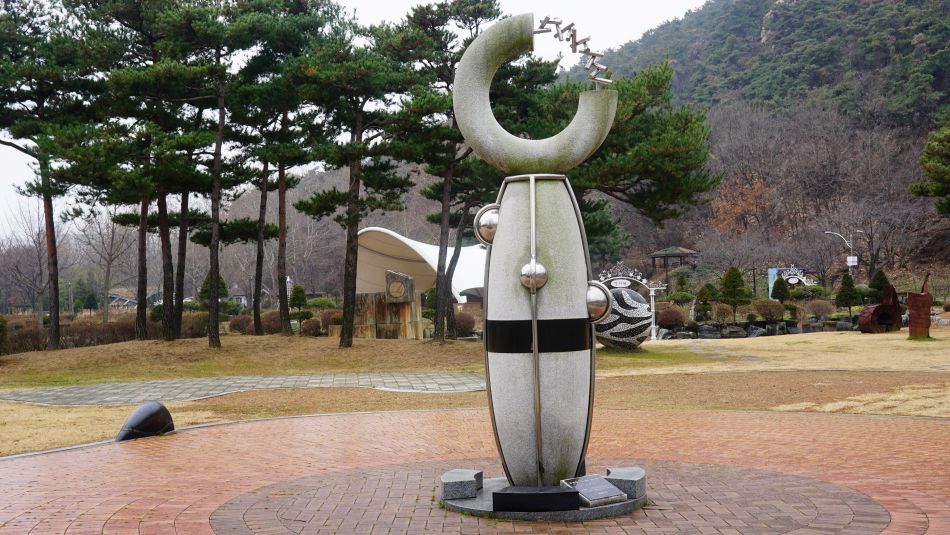 작품설명: 조화로운 모습을 통하여 우리의 꿈이 실현되기를 기원하는 작품