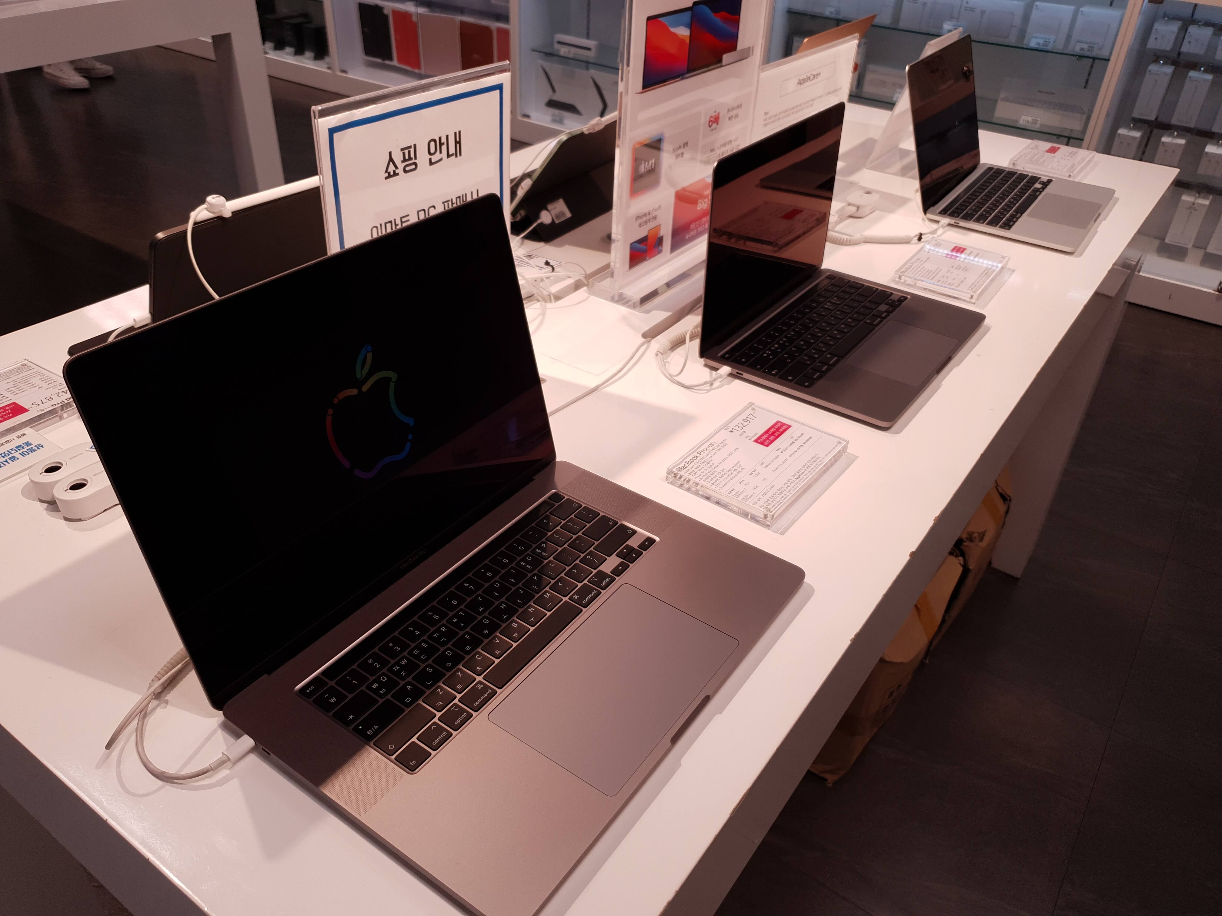 진열-노트북-사진