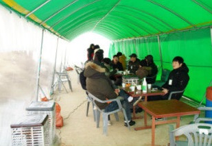 빙어축제-푸드코트-먹는-사람들